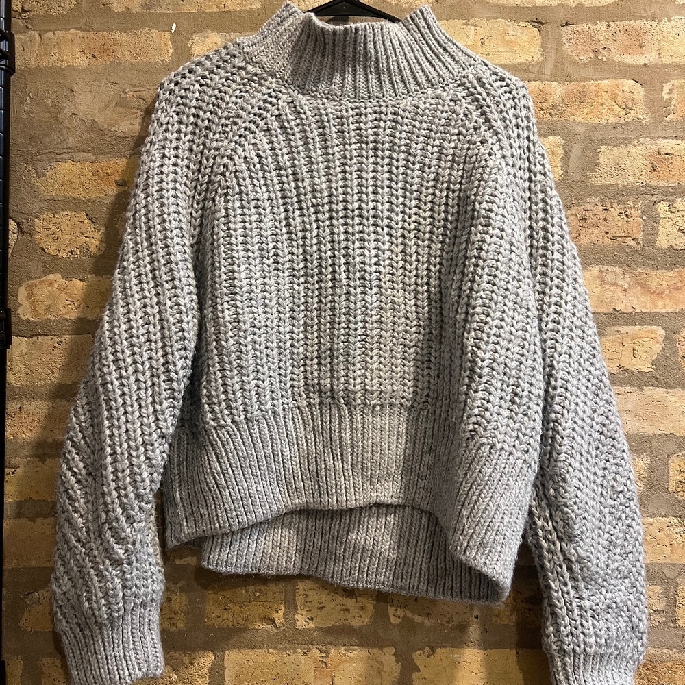 Cozy & Chic Grey Chunky Knit Sweater - H&M (Size Medium) - Perfect for Fall & Wi